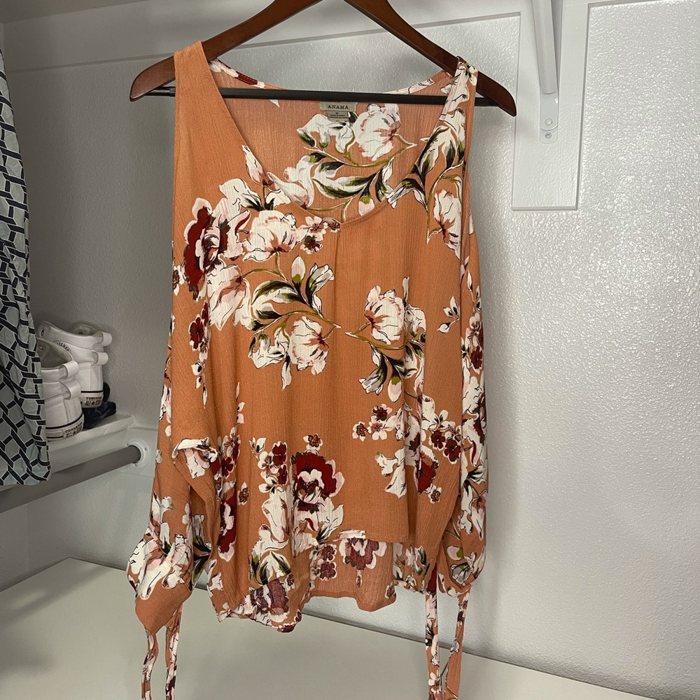 Floral open shoulder top. Like new.